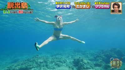 水着を着たフワちゃんが海の中で大開脚