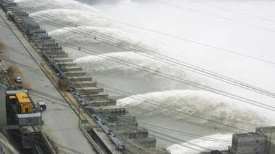 7月13日の三峡ダム放水の様子