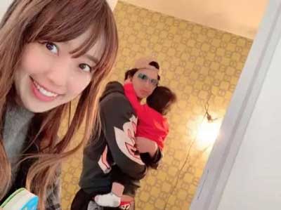 エルメス柄の壁紙のトイレにたつ川崎ファミリー