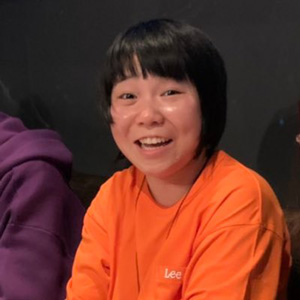 オレンジのシャツを着た杵渕はな