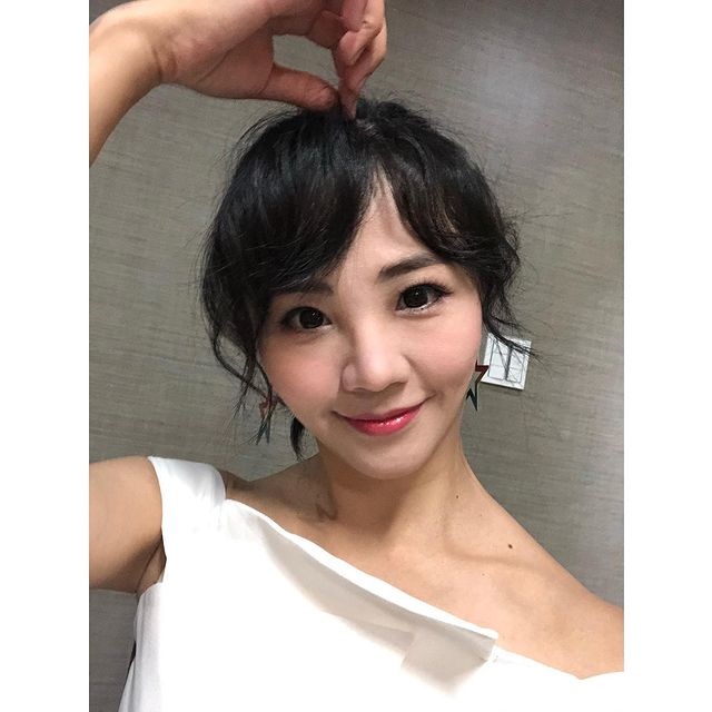 白いドレスのアンナリー