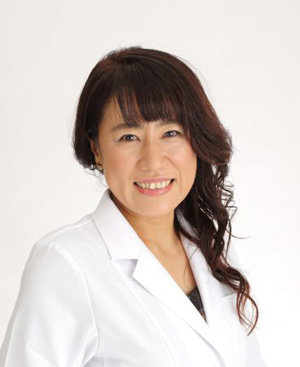 白衣を着た八田真理子