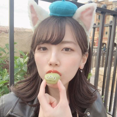 お菓子を食べるもえ