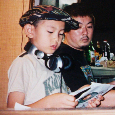 父親からDJを習う子供時代の